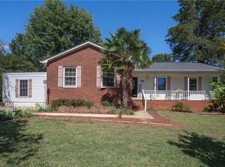 801 Duckview Ct, Winston Salem, NC 27106