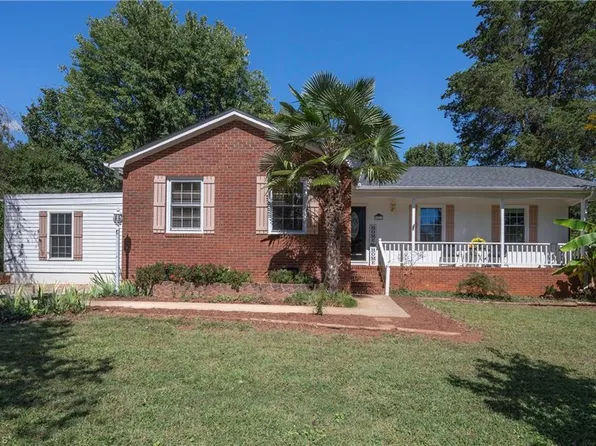 801 Duckview Ct, Winston Salem, NC 27106