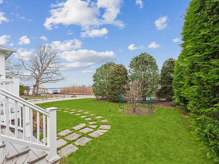 33 Bay Ave — Photo 17