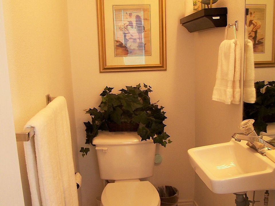 1/2 bath downstairs