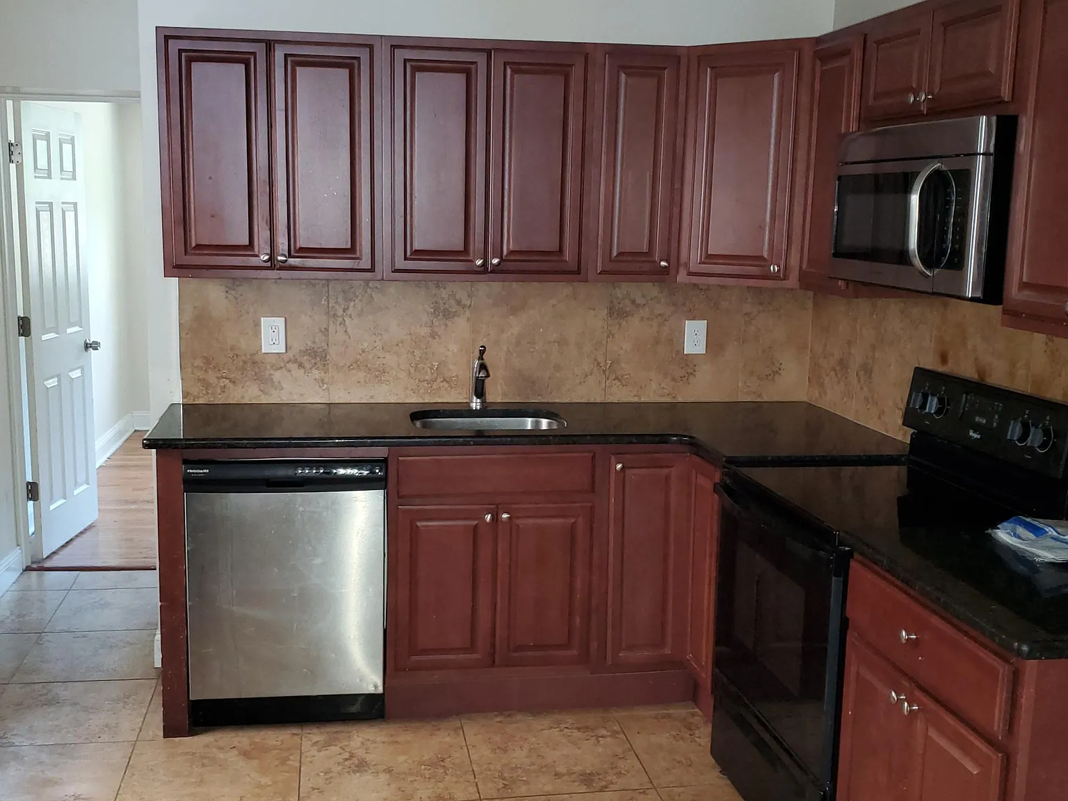 3 bed, 1400 sqft, $1,950 — Photo 4