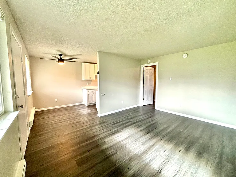 Serrano Gardens Apartments — Photo 9