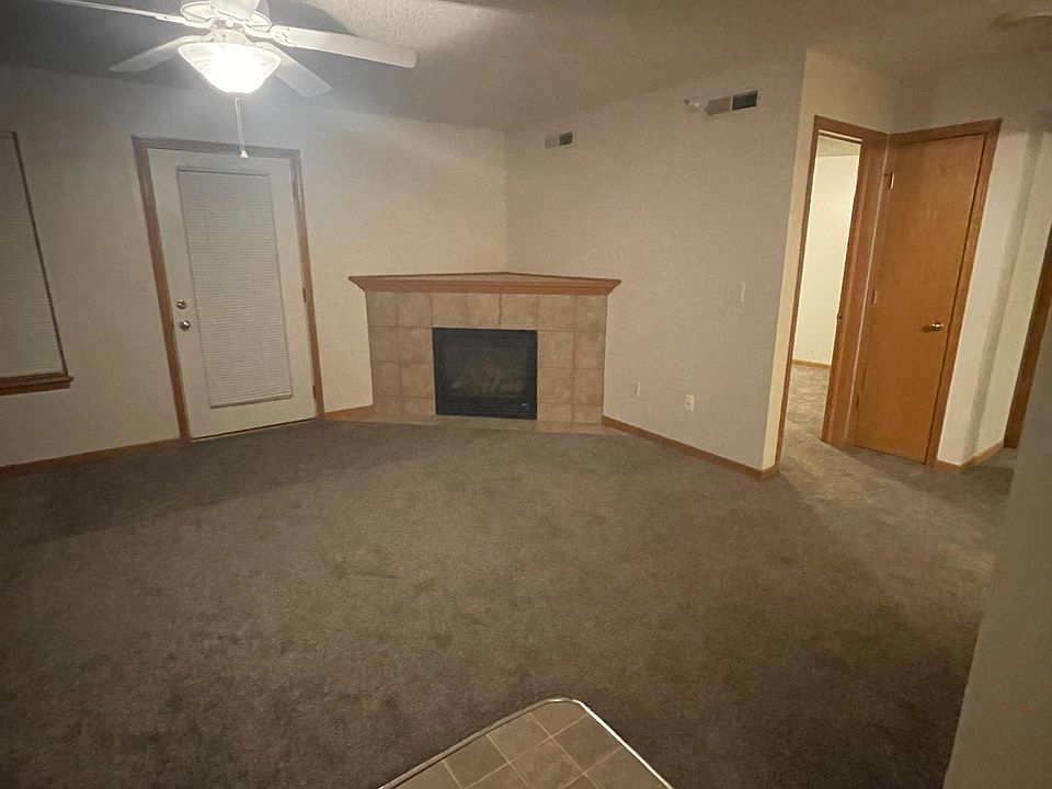 Livingroom with new carpet (2022)