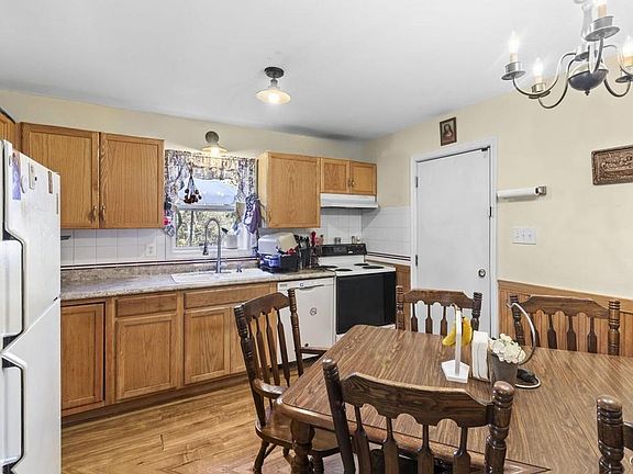 3rd image of 283 Brittany Dr
