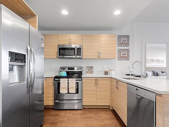 2nd image of 2032 1/2 Hudson St #527