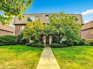 1220 Whispering Hills Ct APT 1B, Naperville, IL 60540