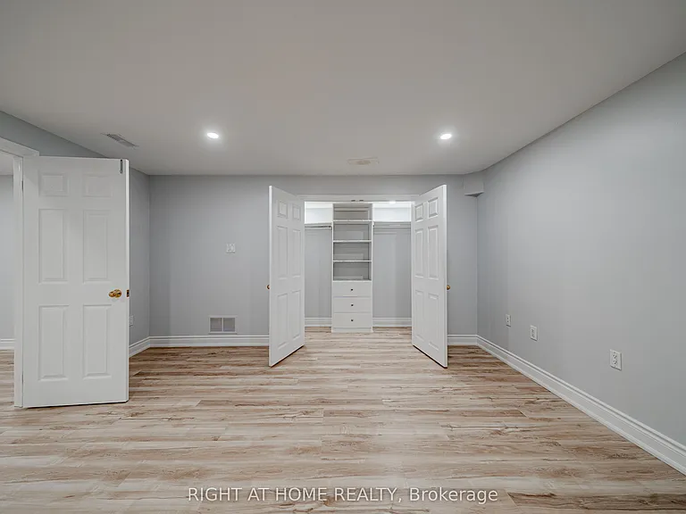 3 Glenayr Rd #LOWER — Photo 17