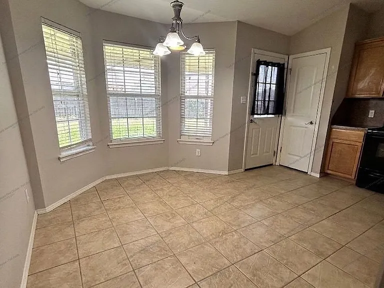 304 Bordeaux Cir — Photo 5