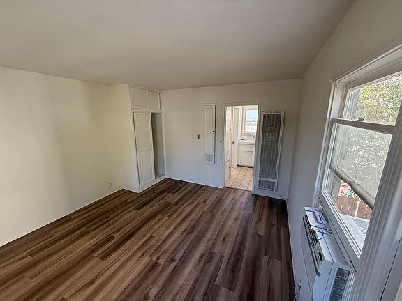 5th image of 2633 Farwell Ave