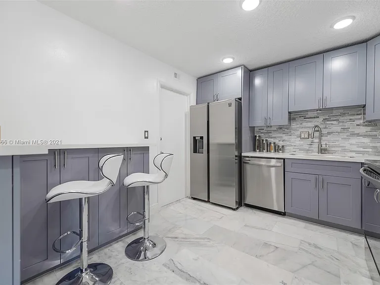 3161 S Ocean Dr — Photo 5