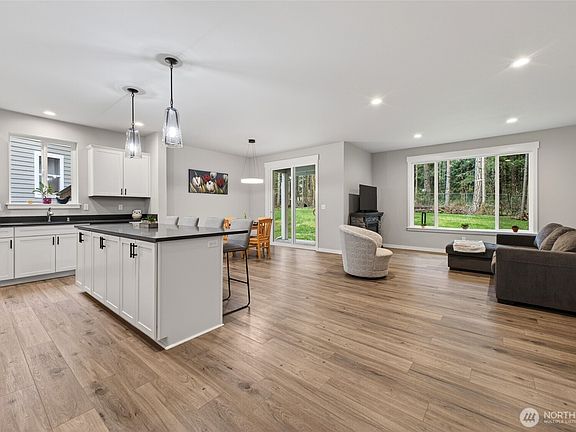 4th image of 22209 Bluewater Drive SE