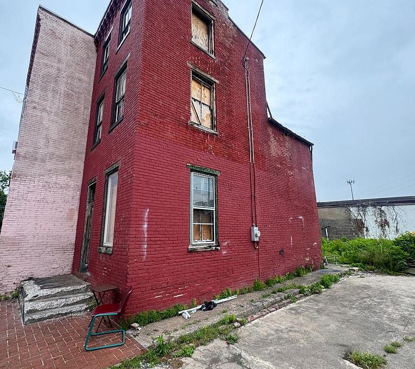 2nd image of 111 Vine St
