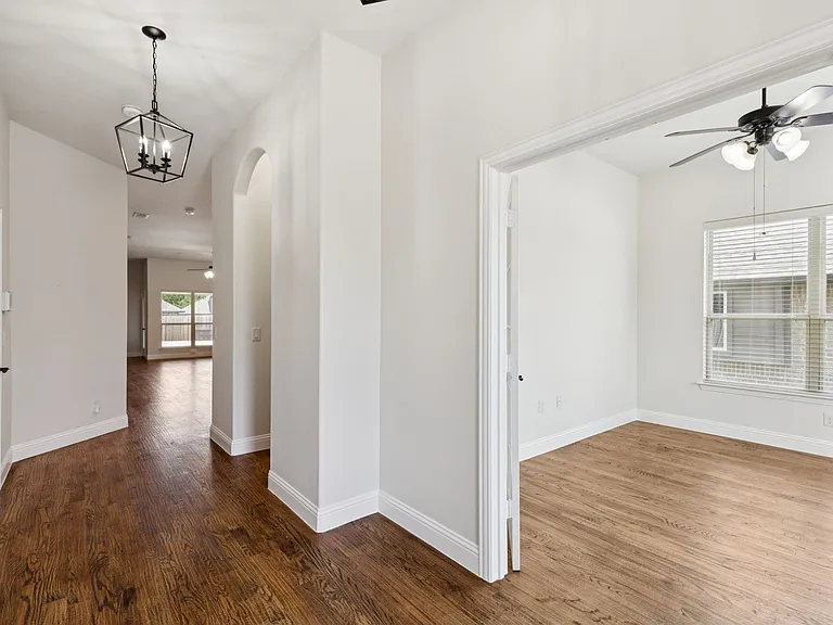 512 Eastbrook Dr — Photo 5