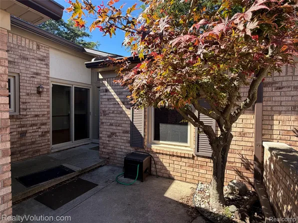 49255 Chestnut Hill Ct, Shelby Township, MI 48315