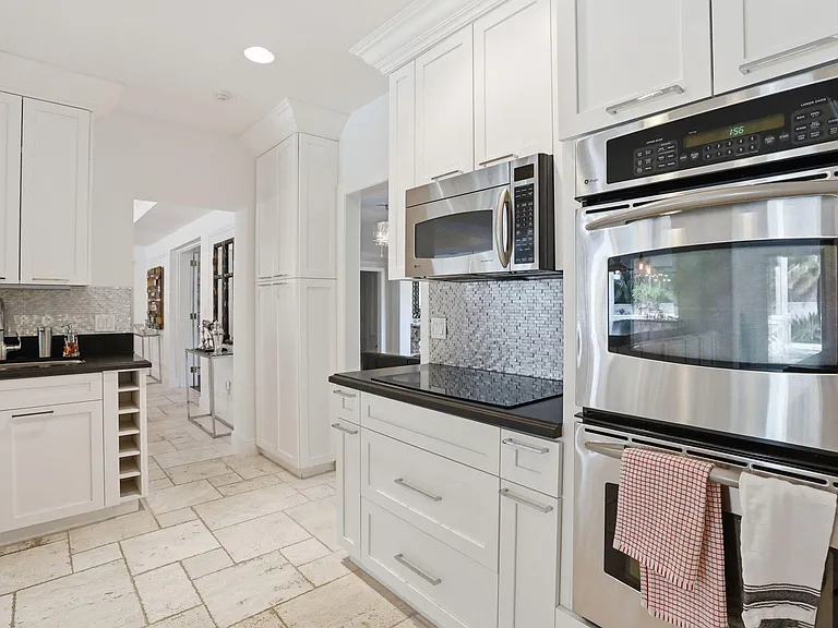 309 NE 8th Ave — Photo 15
