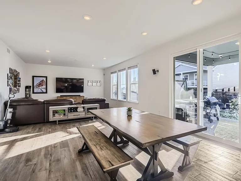 12885 Bay St — Photo 11