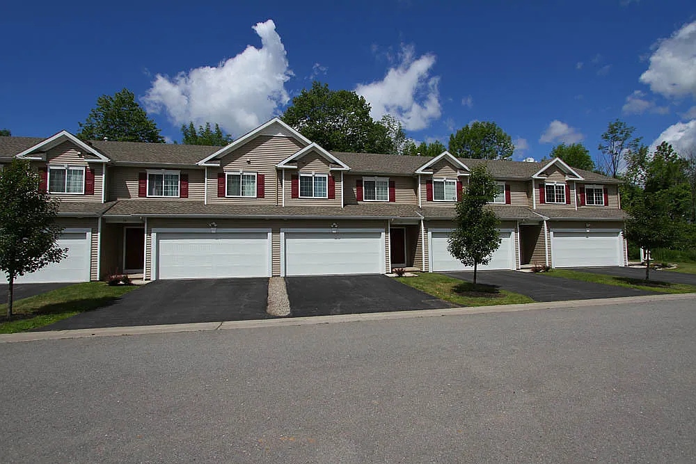 Kings Crossing 3 BR — Photo 1