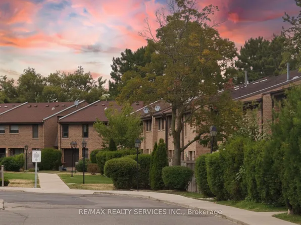 2605 Woodchester Dr #50, Mississauga, ON L5K 2E3