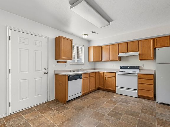 3rd image of 1567 Marilyn Dr