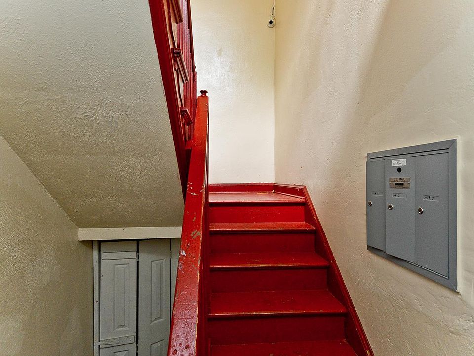 Bright Entryway & Mailbox Area