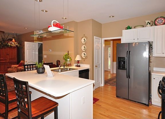 Nice Kitchen! (all appliances stay)