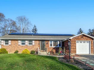 227 Clarinet Ln, Holbrook, NY 11741