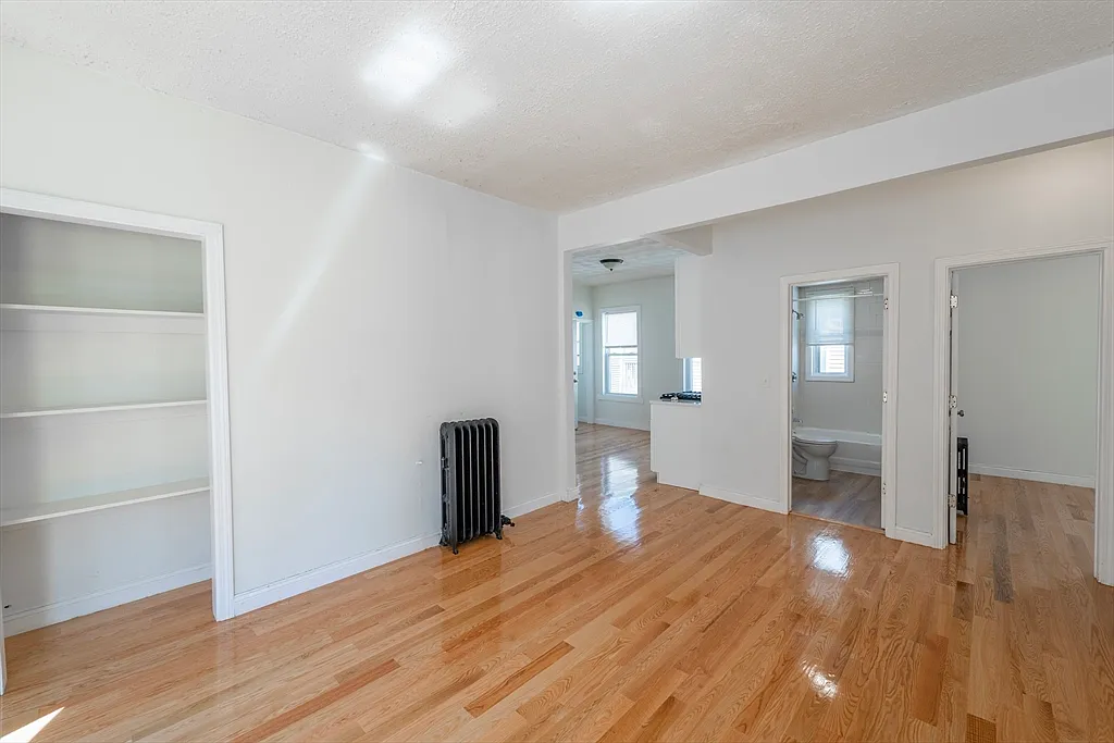 3 bed, 1.0 bath, 1075 sqft, $3,300 — Photo 4