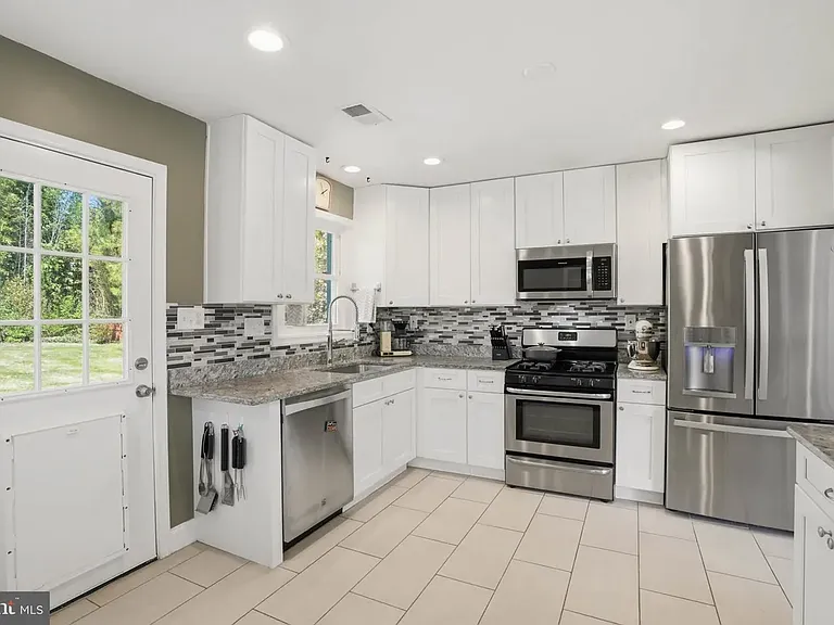 810 Venice Dr — Photo 6