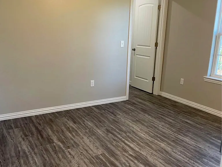 1309 W Texas St — Photo 12