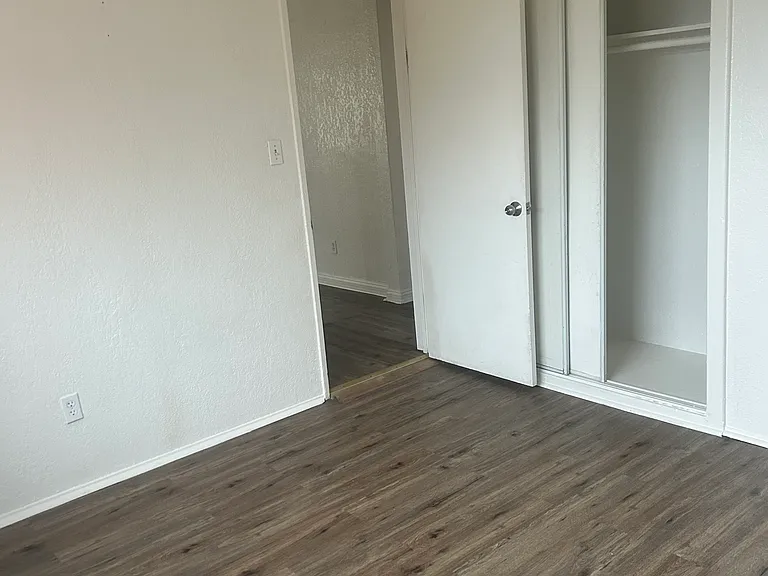 736 1/2 W Century Blvd — Photo 6