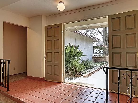 2nd image of 19 Lido Cir