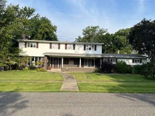 991 10th St, Carlyle, IL 62231