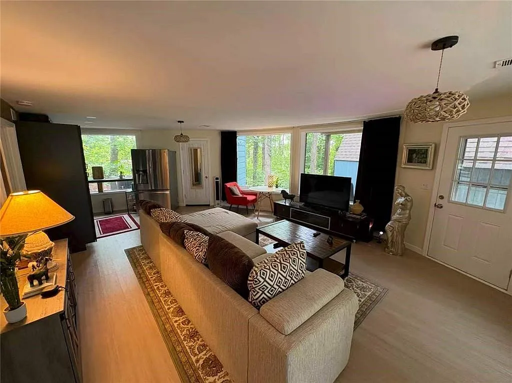 1 bed, 1.0 bath, 1976 sqft, $1,750 — Photo 3