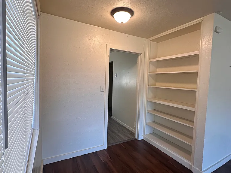 501 W Ross Ave — Photo 3