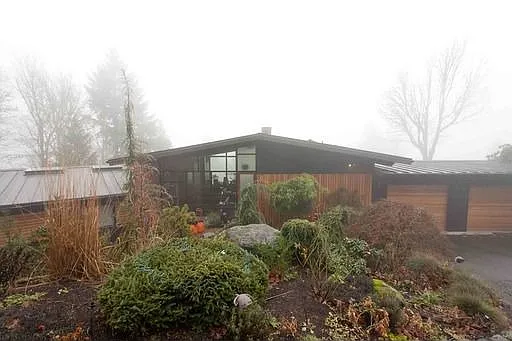 2025 SW Mount Hood Ln photo 1