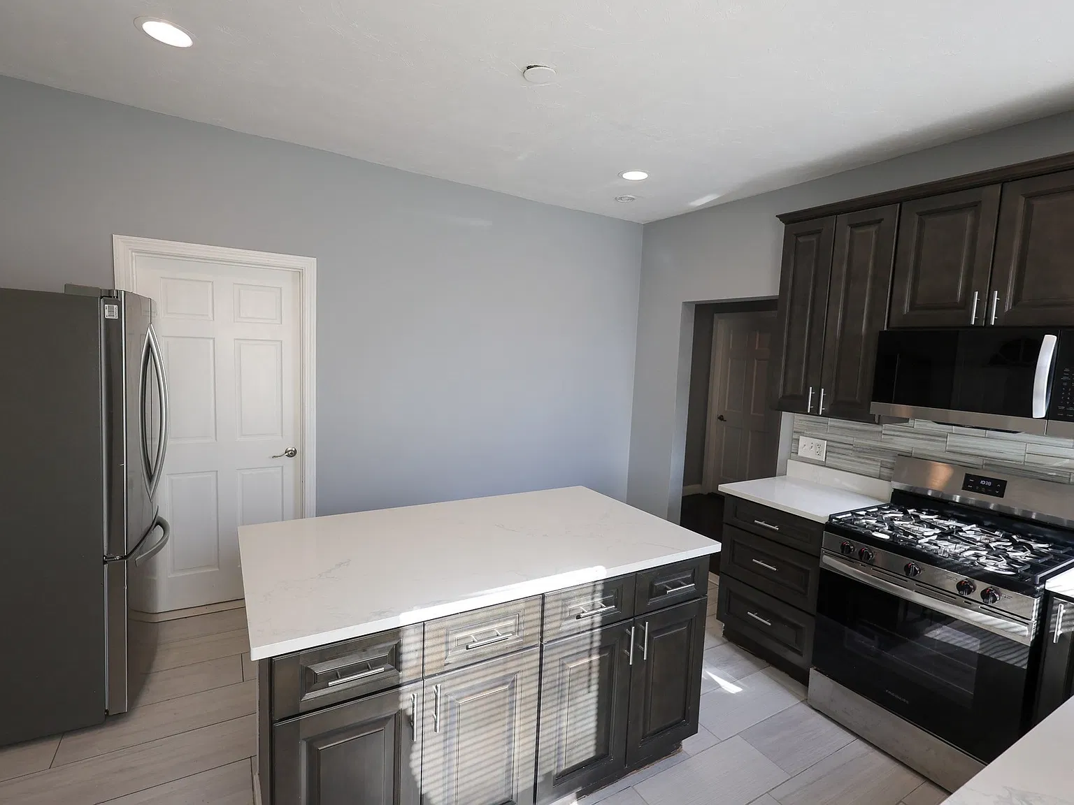 3 bed, 1.0 bath, 1200 sqft, $3,300 — Photo 2