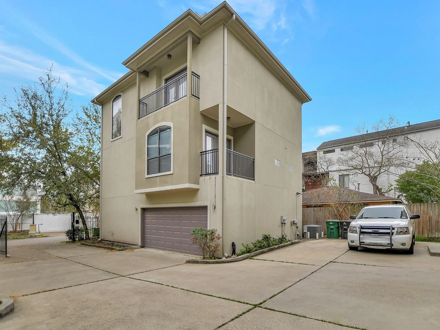 3 bed, 3.5 bath, 2581 sqft, $3,300 — Photo 2