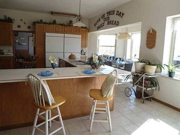 Large Kitchen
						:
						Eat At Bar & Double Sink Area/DW