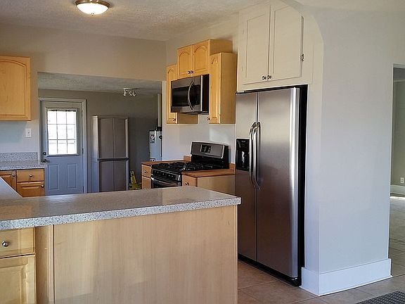 3rd image of 212 Hillwood St