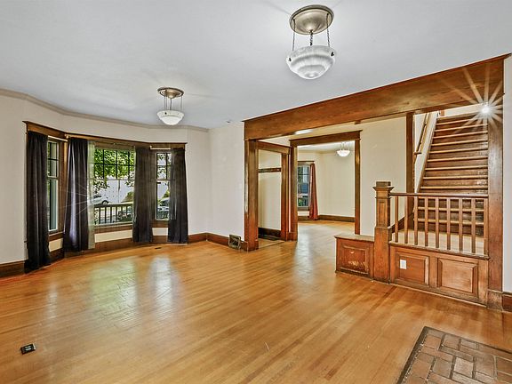 4th image of 1035 W 10th Ave