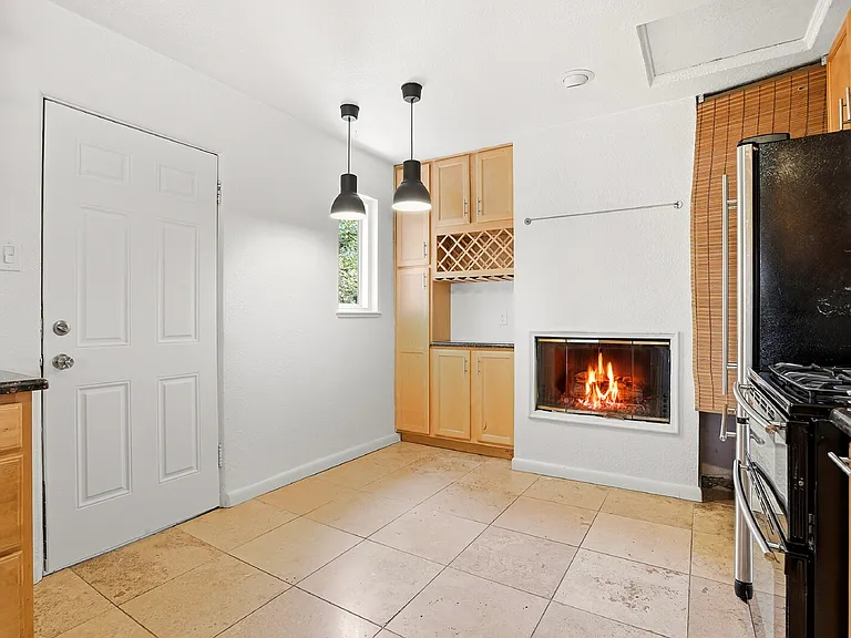 1560 Roslyn St — Photo 9