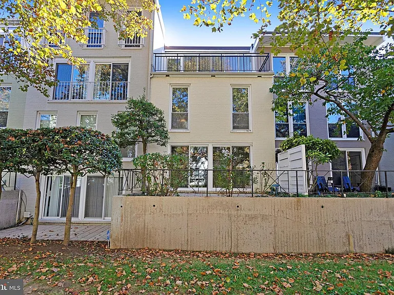 42 G St SW — Photo 34