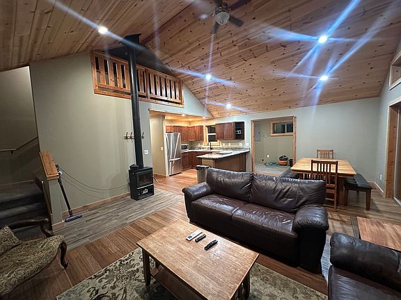 3rd image of 390 Tamarack Dr