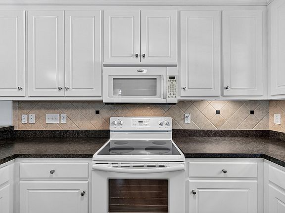 5th image of 585 Pinecroft Dr