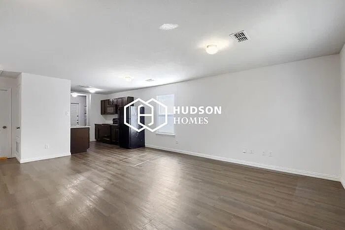 3 bed, 2.0 bath, 1090 sqft, $1,525 — Photo 3