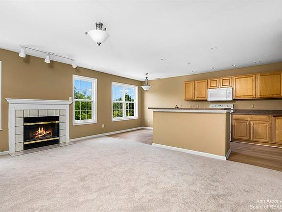 2nd image of 2881 Barclay Way