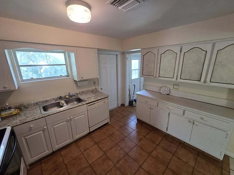 205 SE 7th St — Photo 1