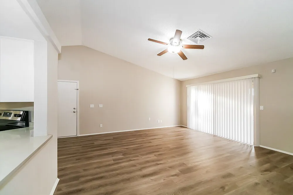 3 bed, 2.0 bath, 1321 sqft, $2,200 — Photo 4