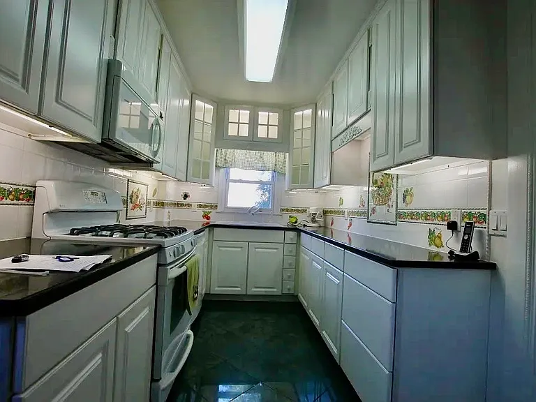 1522 Dwight Pl — Photo 4
