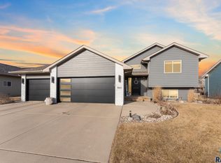 7660 S Rose Crest Ct, Sioux Falls, SD 57108